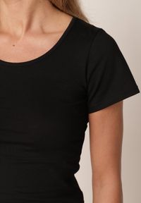 Born2be - Czarny Gładki T-shirt Bawełniany o Prostym Kroju z Okrągłym Dekoltem Chaffello. Okazja: na co dzień. Kolor: czarny. Materiał: bawełna. Długość: długie. Wzór: gładki. Styl: casual, klasyczny #4