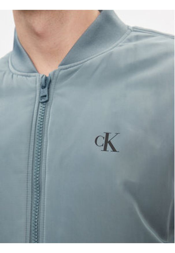 Calvin Klein Jeans Kurtka bomber Bomber Jacket J30J324657 Niebieski Regular Fit. Kolor: niebieski. Materiał: syntetyk