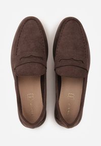 Renee - Ciemnobrązowe Mokasyny Casual VICES z Imitacji Zamszu z Wkładką ze Skóry Naturalnej Sheiris. Okazja: na co dzień. Kolor: brązowy. Materiał: zamsz, skóra. Styl: casual #4