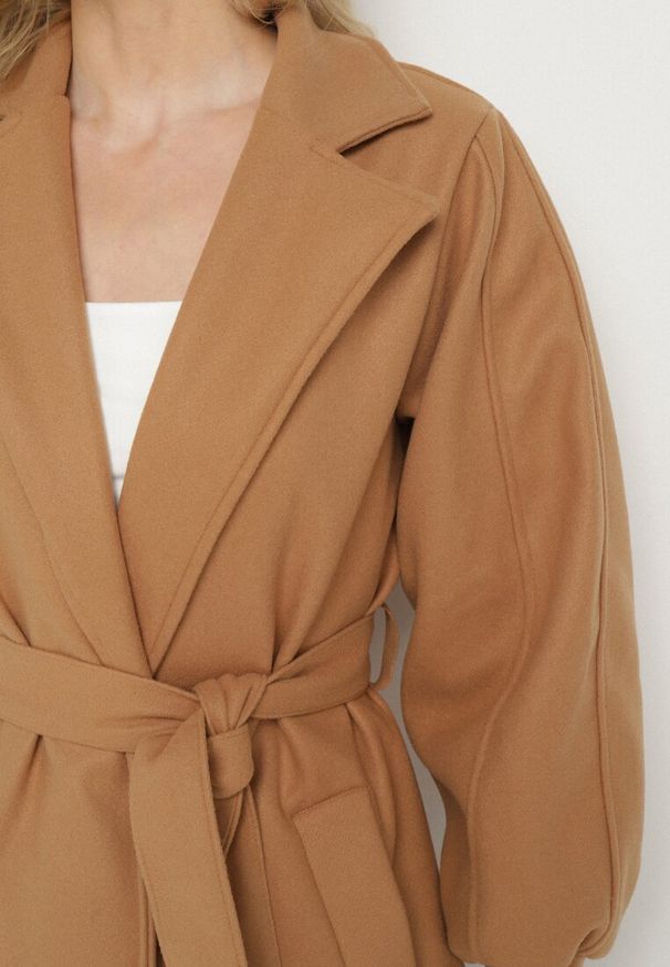 Born2be - Ciemnobeżowy Płaszcz z Wiązanym Paskiem i Bufiastym Rękawem Imgrucu. Typ kołnierza: kołnierzyk stójkowy. Kolor: beżowy. Materiał: jeans, tkanina. Długość: długie. Sezon: jesień, wiosna