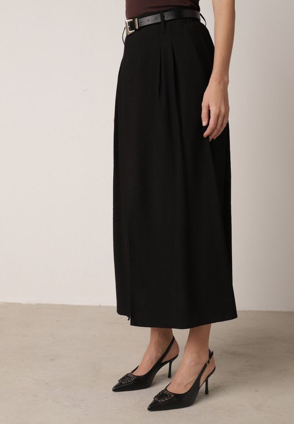 Born2be - Czarna Wiskozowa Spódnica o Rozkloszowanym Kroju z Rozcięciem i Paskiem Jaelia. Okazja: na co dzień, na spotkanie biznesowe, do pracy. Kolor: czarny. Materiał: wiskoza. Styl: casual, biznesowy, elegancki