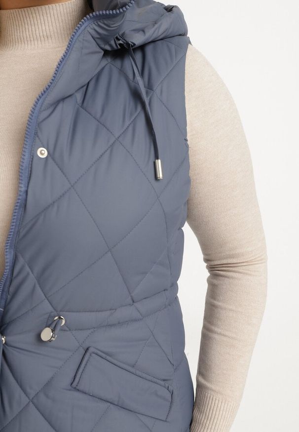 Born2be - Granatowa Pikowana Kamizelka z Kapturem i Sznurkami Nomissa. Okazja: na co dzień. Typ kołnierza: kaptur. Kolor: niebieski. Materiał: jeans. Styl: elegancki, casual, sportowy, wizytowy