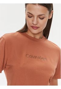 Calvin Klein T-Shirt Hero Logo K20K205448 Brązowy Regular Fit. Kolor: brązowy. Materiał: bawełna