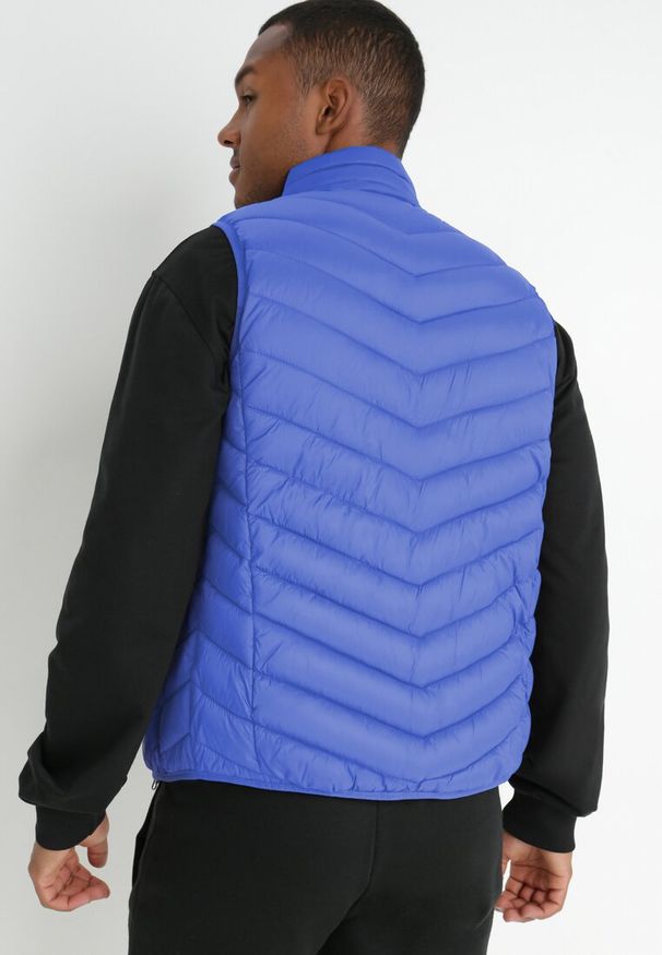 Born2be - Granatowa Kamizelka Pikowana Fouquet. Typ kołnierza: kołnierzyk stójkowy. Kolor: niebieski. Długość rękawa: bez rękawów. Wzór: aplikacja, jednolity. Styl: elegancki