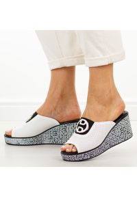 Białe skórzane klapki damskie na koturnie S.Barski 7012. Okazja: na co dzień. Nosek buta: okrągły. Kolor: biały. Materiał: skóra. Wzór: aplikacja. Sezon: wiosna, lato. Obcas: na koturnie. Styl: elegancki, casual #1