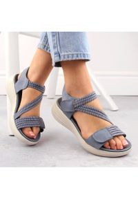 Sandały damskie komfortowe na rzepy z gumkami niebieskie eVento 7056. Zapięcie: rzepy. Kolor: niebieski #7