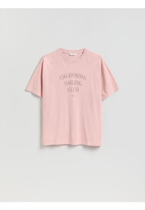 Reserved - T-shirt relaxed z nadrukiem na plecach - pastelowy róż. Kolor: różowy. Materiał: bawełna, dzianina. Wzór: nadruk