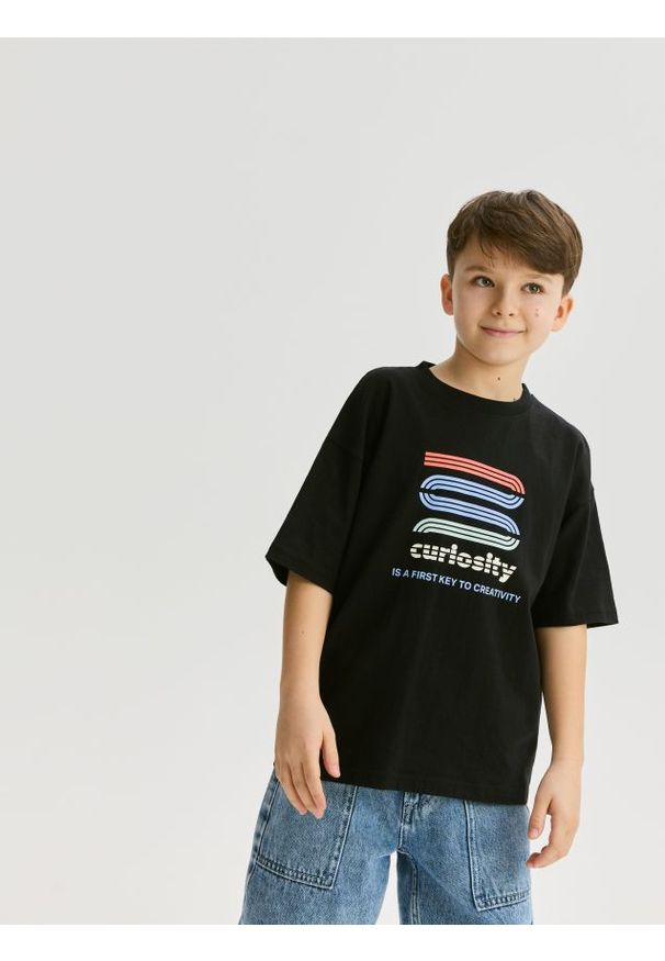 Reserved - Bawełniany t-shirt z nadrukiem - czarny. Kolor: czarny. Materiał: bawełna. Wzór: nadruk