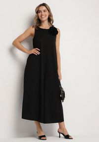 Born2be - Czarny Kombinezon z Wiskozą i Broszką Kwiatu 3D Odellira. Okazja: na co dzień. Kolor: czarny. Materiał: wiskoza. Wzór: kwiaty. Styl: casual, elegancki #4