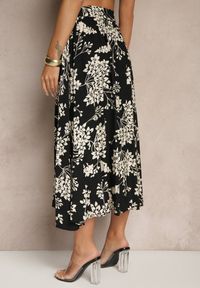 Renee - Czarna Rozkloszowana Spódnica z Wiskozy w Kwiatowy Wzór z Paskiem Tilinda. Okazja: na co dzień. Kolor: czarny. Materiał: wiskoza. Wzór: kwiaty. Styl: casual #5