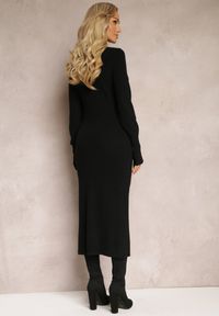 Renee - Czarna Sweterkowa Sukienka Midi z Metalową Ozdobą Xolino. Kolor: czarny. Materiał: dzianina, tkanina. Wzór: aplikacja. Styl: klasyczny. Długość: midi