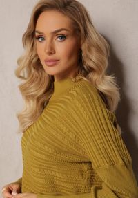 Renee - Jasnozielony Asymetryczny Sweter z Wełną Ozdobiony Tłoczeniem Aurorrsa. Kolor: zielony. Materiał: wełna. Wzór: aplikacja #3