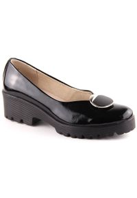 Skórzane lakierowane półbuty damskie z ozdobą Filippo DP4569. Materiał: skóra. Wzór: aplikacja. Styl: elegancki #1