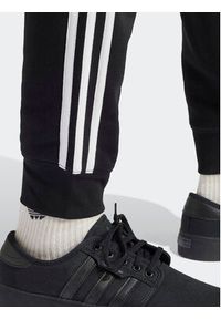Adidas - adidas Spodnie dresowe adicolor 3-Stripes IU2353 Czarny Slim Fit. Kolor: czarny. Materiał: syntetyk, bawełna #4