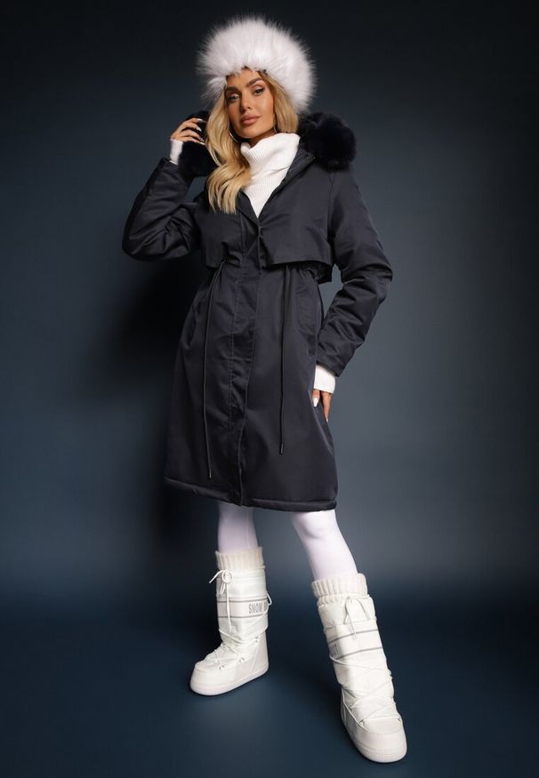 Renee - Granatowa Kurtka Płaszcz ze Ściągaczem i Kapturem z Ozdobnym Futerkiem Livieya. Kolor: niebieski. Materiał: futro