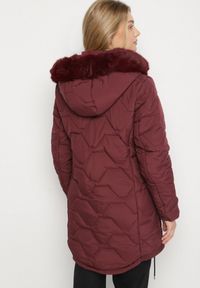 Born2be - Bordowa Klasyczna Kurtka z Pikowanymi Przeszyciami i Kapturem z Futerkiem Raffisa. Okazja: na co dzień. Kolekcja: plus size. Kolor: czerwony. Materiał: futro. Styl: klasyczny