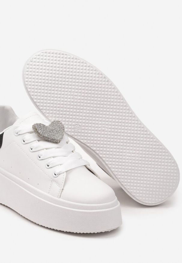 Born2be - Biało-Czarne Sznurowane Sneakersy na Grubej Podeszwie z Metalową Ozdobą i Cyrkoniami Cavendra. Okazja: na co dzień. Nosek buta: okrągły. Kolor: biały. Materiał: jeans, materiał. Wzór: aplikacja. Obcas: na obcasie. Wysokość obcasa: niski