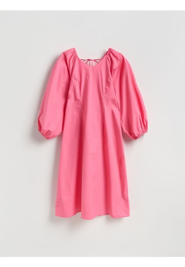 Reserved - Bawełniana sukienka midi - intensywny róż. Kolor: różowy. Materiał: bawełna. Długość: midi