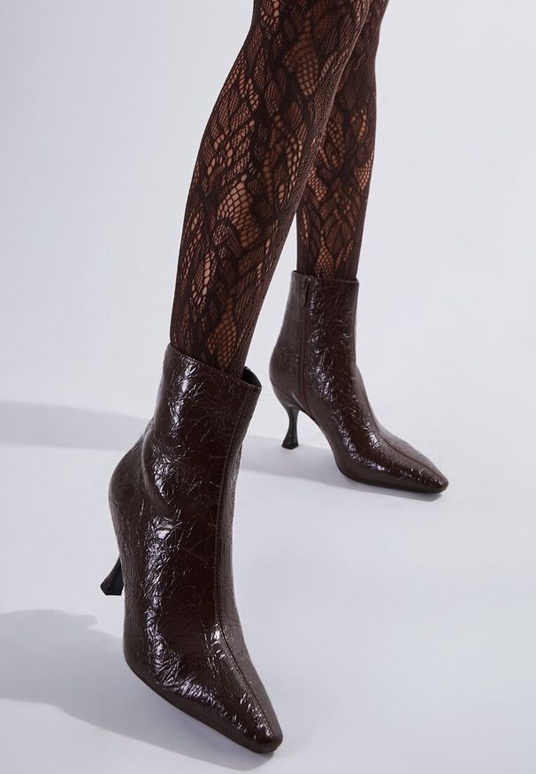 Renee - Brązowe Eleganckie Botki Vices na Kaczuszce Zdobione Tłoczeniem Brottalie. Okazja: na randkę, na imprezę. Kolor: brązowy. Materiał: satyna, skóra. Wzór: aplikacja. Obcas: na szpilce. Styl: elegancki. Wysokość obcasa: niski