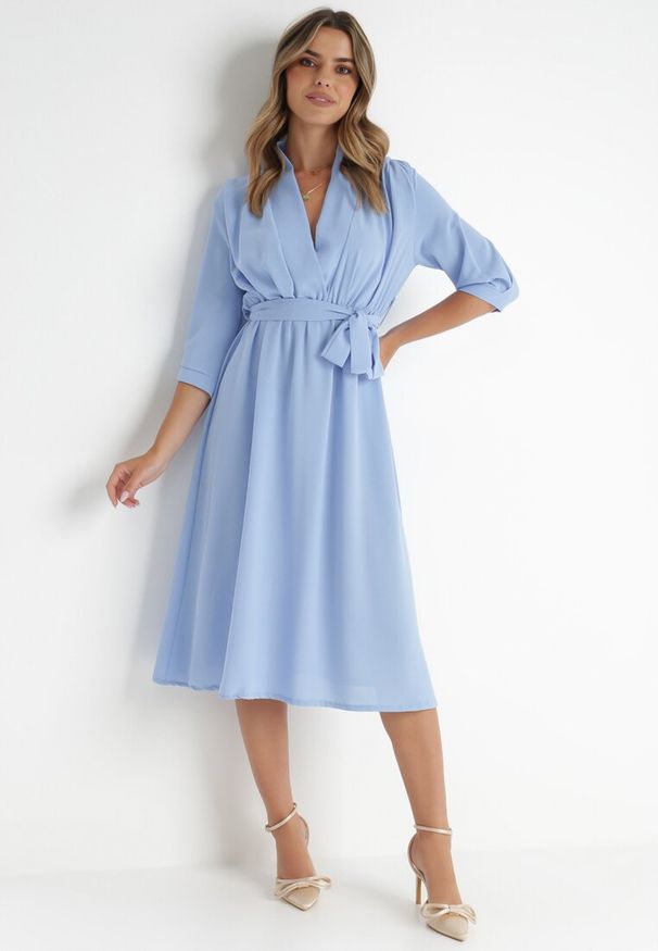 Born2be - Jasnoniebieska Sukienka Rheniolea. Typ kołnierza: dekolt kopertowy. Kolor: niebieski. Typ sukienki: kopertowe. Styl: elegancki. Długość: midi