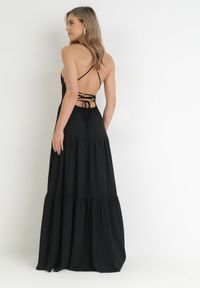 Born2be - Czarna Maxi Sukienka na Cienkich Ramiączkach z Wiązaniem na Tyle Ozdobiona Falbankami Beatrics. Typ kołnierza: kołnierz z falbankami. Kolor: czarny. Długość rękawa: na ramiączkach. Wzór: aplikacja. Długość: maxi #2