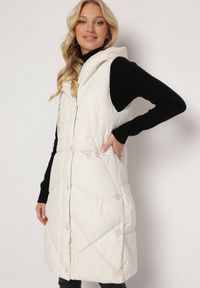 Born2be - Jasnobeżowa Długa Kamizelka z Nieodpinanym Kapturem i Wsuwanymi Kieszeniami Almanessa. Kolor: beżowy. Długość: długie. Wzór: aplikacja #5