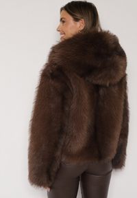 Born2be - Brązowa Futrzana Kurtka z Nieodpinanym Kapturem Tusarea. Kolor: brązowy. Materiał: futro. Styl: elegancki #6