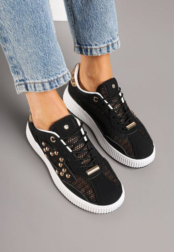 Renee - Czarne Sneakersy Ozdobione Gwiazdą i Nitami Zeloti. Okazja: na co dzień. Kolor: czarny. Materiał: jeans. Wzór: aplikacja