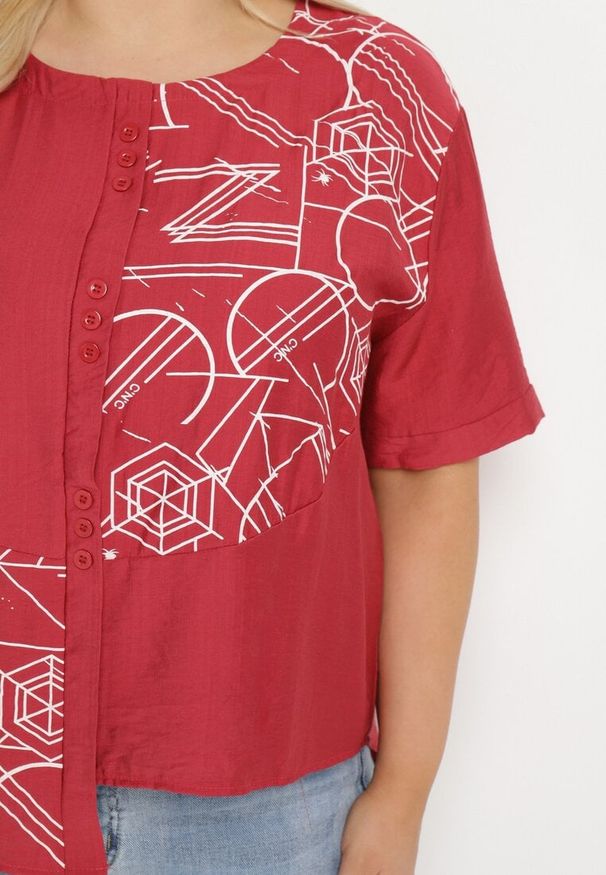 Born2be - Bordowa Bawełniana Bluzka T-shirt z Krótkim Rękawem z Nadrukiem i Guzikami Fiomara. Okazja: do pracy. Kolor: czerwony. Materiał: bawełna. Długość rękawa: krótki rękaw. Długość: krótkie. Wzór: nadruk