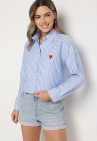 Born2be - Jasnoniebieska Koszula o Kroju Oversize z Delikatne Paski z Haftem w Kształcie Serca Talaviela. Okazja: na co dzień. Typ kołnierza: kołnierzyk klasyczny. Kolor: niebieski. Materiał: jeans. Długość rękawa: długi rękaw. Długość: długie. Wzór: haft, paski. Styl: klasyczny, casual, elegancki #6