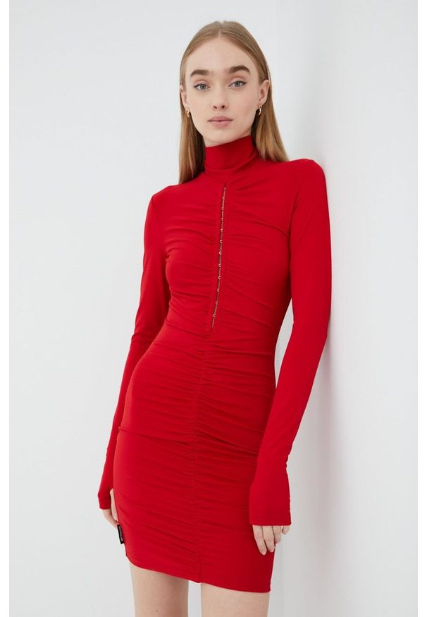 Sixth June sukienka kolor czerwony mini dopasowana. Typ kołnierza: golf. Kolor: czerwony. Długość rękawa: długi rękaw. Typ sukienki: dopasowane. Długość: mini