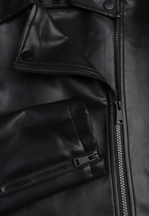 Renee - Czarna Taliowana Kurtka Ramoneska z Suwakami na Mankietach Leanelora. Kolor: czarny. Materiał: poliester, skóra, koronka