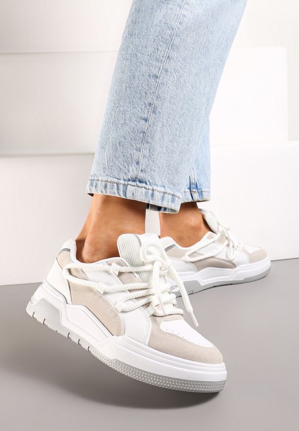 Born2be - Biało-Beżowe Sneakersy z Ozdobnym Sznurowaniem Sirixa. Nosek buta: okrągły. Zapięcie: sznurówki. Kolor: biały. Materiał: materiał. Obcas: na obcasie. Wysokość obcasa: niski