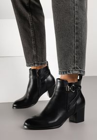 Born2be - Czarne Botki na Słupku z Metaliczną Aplikacją przy Cholewce Tulianis. Okazja: na co dzień. Kolor: czarny. Materiał: jeans. Szerokość cholewki: normalna. Wzór: aplikacja. Obcas: na słupku. Styl: casual, elegancki. Wysokość obcasa: średni #1