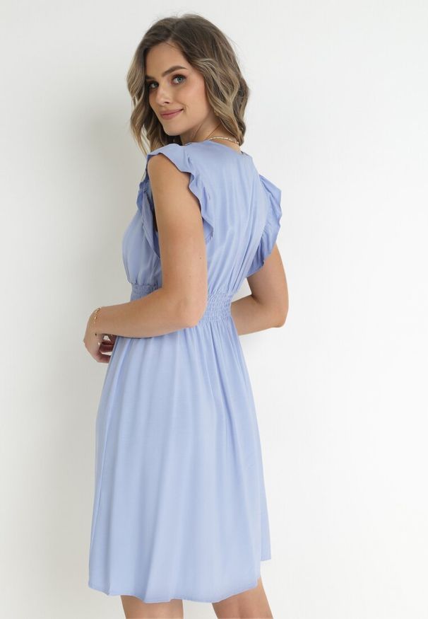 Born2be - Niebieska Sukienka Mini z Wiskozy z Koronkową Tasiemką i Gumką w Talii Susanji. Kolor: niebieski. Materiał: wiskoza, koronka. Długość: mini