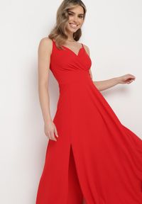 Born2be - Czerwona Rozkloszowana Klasyczna Sukienka z Kopertowym Dekoltem na Cienkich Ramiączkach z Rozcięciem Vinelia. Typ kołnierza: dekolt kopertowy. Kolekcja: dla wysokich. Kolor: czerwony. Długość rękawa: na ramiączkach. Typ sukienki: kopertowe. Styl: klasyczny. Długość: maxi #7