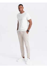 Ombre Clothing - Męskie spodnie dresowe ze strukturalnej dzianiny - jasnobeżowe V1 - Rozmiar: L. Kolor: beżowy. Materiał: dresówka, dzianina. Wzór: melanż, aplikacja, ze splotem. Styl: elegancki #4
