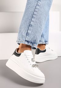 Renee - Białe Sneakersy Ozdobione Biżuteryjnymi Zawieszkami Relinima. Kolor: biały. Wzór: aplikacja #3