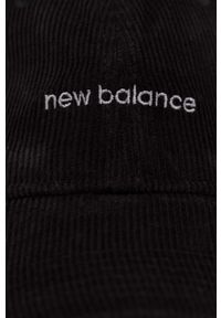 New Balance czapka z daszkiem sztruksowa kolor czarny z aplikacją. Kolor: czarny. Materiał: sztruks. Wzór: aplikacja #2