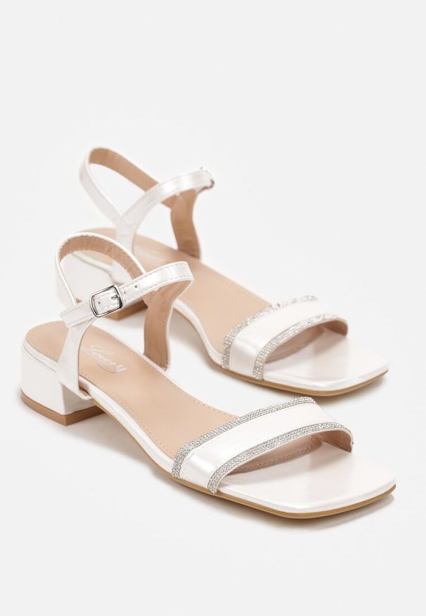 Born2be - Białe Sandały na Niskim Słupku z Cyrkoniami Neomena. Okazja: na co dzień. Kolor: biały. Obcas: na słupku. Styl: elegancki, casual