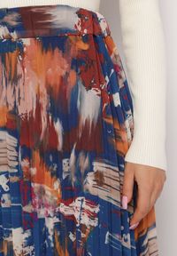 Born2be - Granatowa Plisowana Spódnica Maxi Ozdobiona Abstrakcyjnym Wzorem Fitsumena. Kolor: niebieski. Wzór: aplikacja #2