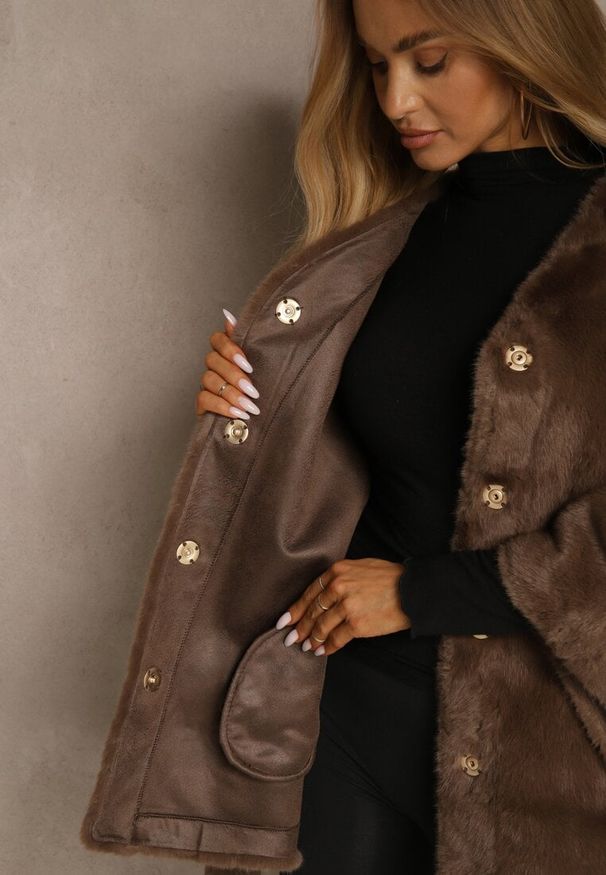 Renee - Brązowe Futerkowe Ponczo Ozdobione Paskiem Monareva. Okazja: na co dzień. Kolor: brązowy. Materiał: jeans. Wzór: aplikacja. Styl: casual, elegancki