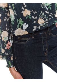 TOP SECRET - Jeansowe spodnie z gumą w pasie. Kolor: niebieski. Materiał: guma, jeans. Długość: długie. Sezon: wiosna. Styl: elegancki