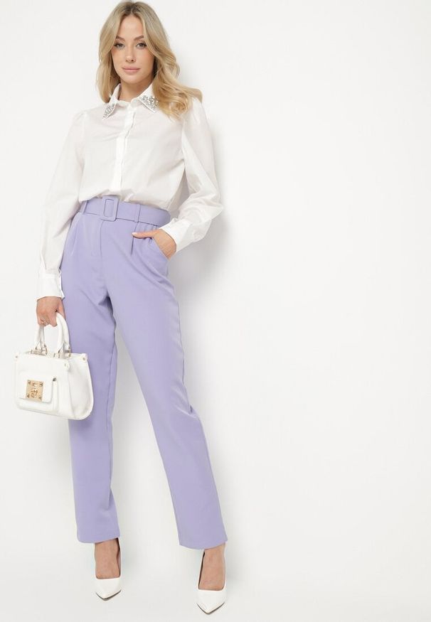 Born2be - Biała Klasyczna Koszula Ozdobiona Cyrkoniami Ariliana. Okazja: na co dzień. Kolor: biały. Materiał: jeans. Wzór: aplikacja. Styl: klasyczny