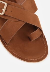 Born2be - Brązowe Sandały Typu Japonki VICES Ozdobione Klamrą Nanrunia. Okazja: na co dzień. Zapięcie: klamry. Kolor: brązowy. Materiał: koronka. Wzór: aplikacja. Styl: wakacyjny, casual, klasyczny #2