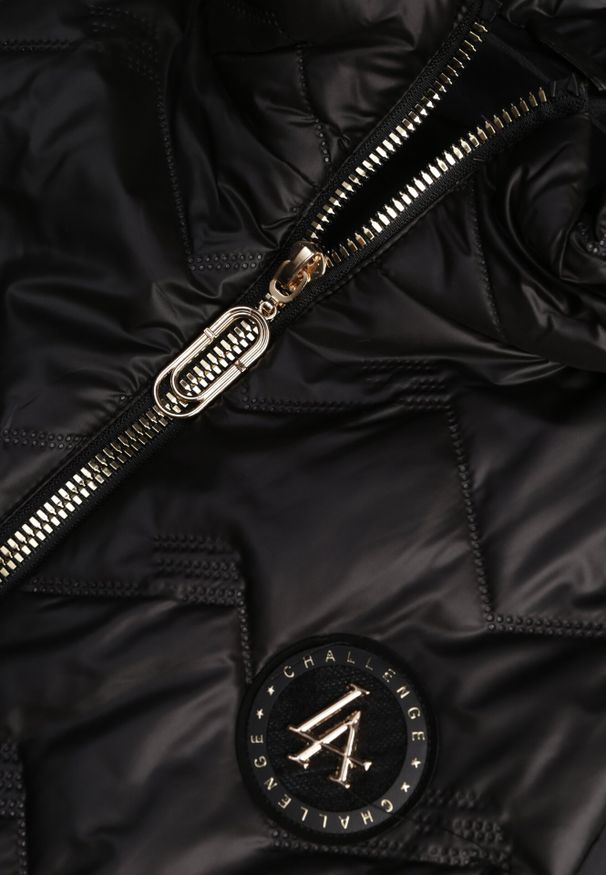 Born2be - Czarna Przejściowa Kamizelka Pikowana o Długim Kroju z Kapturem i Naszywką Harmaste. Okazja: na co dzień. Typ kołnierza: kaptur. Kolor: czarny. Materiał: jeans. Długość: długie. Wzór: aplikacja. Styl: casual