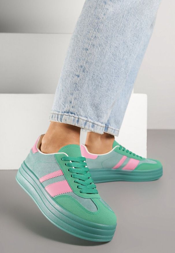 Renee - Zielono-Różowe Sneakersy w Stylu Tenisówek z Geometrycznym Wzorem Melundea. Okazja: na co dzień. Kolor: zielony. Materiał: jeans. Wzór: geometria. Obcas: na obcasie. Wysokość obcasa: niski