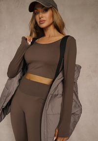 Renee - Ciemnobeżowa Oversizowa Kurtka Puffer z Kaputrem Mevenassa. Kolor: beżowy. Materiał: dzianina, poliester, zamsz. Sezon: zima. Styl: elegancki #3