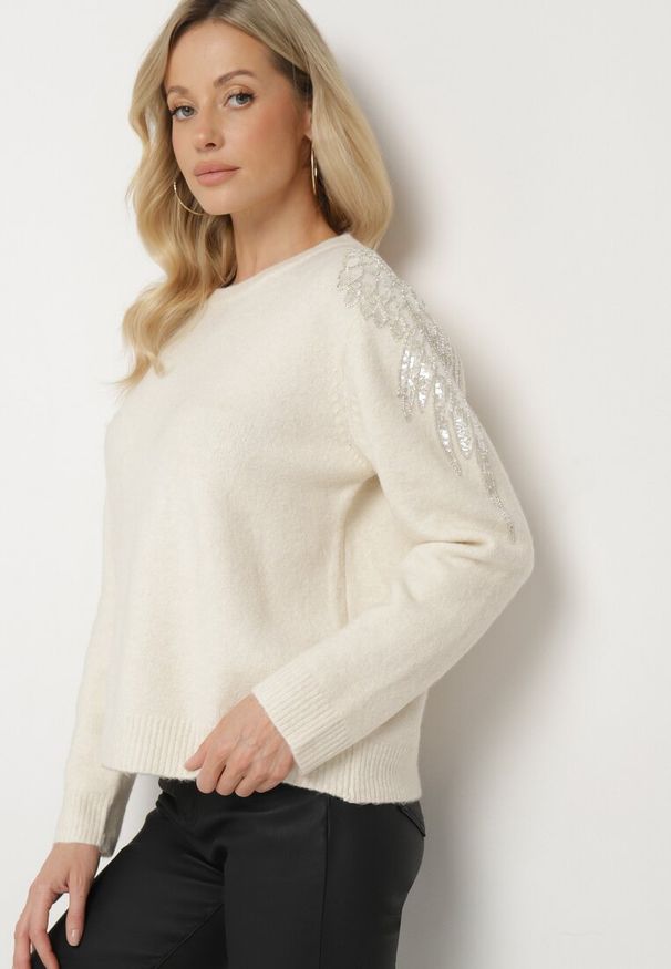 Born2be - Jasnobeżowy Sweter z Wełną i Aplikacjami na Ramionach Gebirae. Okazja: na co dzień. Kolor: beżowy. Materiał: wełna. Długość rękawa: długi rękaw. Długość: długie. Wzór: aplikacja. Styl: wizytowy, casual, elegancki