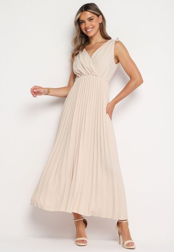 Born2be - Beżowa Plisowana Sukienka z Bawełną i Wiskozą o Rozkloszowanym Kroju z Gumką w Talii Xefia. Okazja: na co dzień, na spotkanie biznesowe. Kolor: beżowy. Materiał: bawełna, wiskoza. Sezon: wiosna, lato. Styl: casual, klasyczny, biznesowy